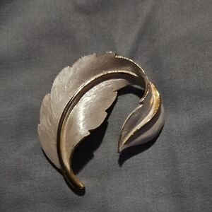 Vintage Signed JJ Gold & White Silver Coloured Feather Brooch/Pin